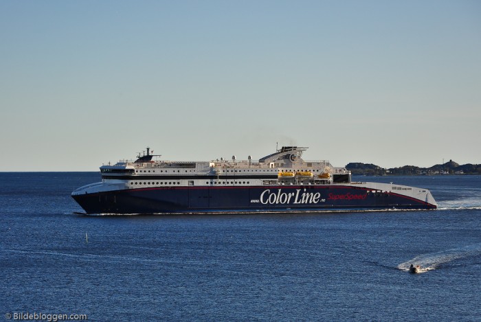 SuperSpeed 2 på vei til kai i Larvik