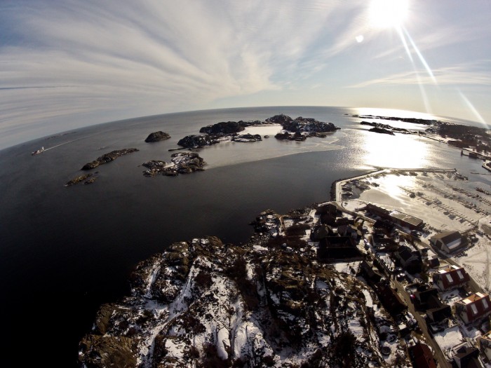 Risøya Stavern - Stavern havn til høyre i bildet, Stavernsøya og Citadellet i senter