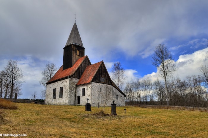 Fiskum gamle kirke